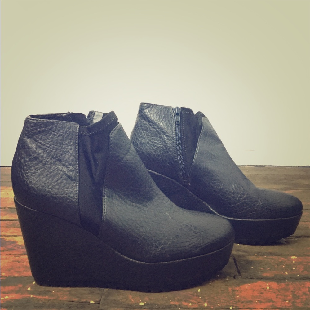 Simply Vera ‘Vera Wang’ Wedge Booties